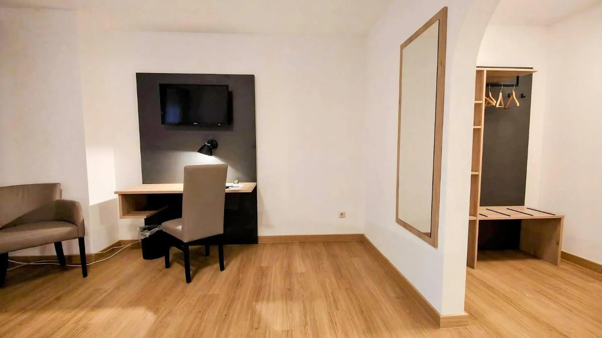 A8 Hotel Im Darchinger Hof Bed & Breakfast - Zwischen Holzkirchen Und Weyarn - Zwischen Muenchen Salzburg Und Innsbruck - Kurz Vor Dem Irschenberg